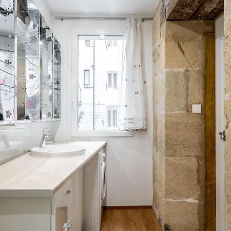 En El Puerto, Parte Vieja Cerca De La Playa * San Sebastián